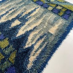 an area rug with blue, yellow and green designs on it's edges is shown