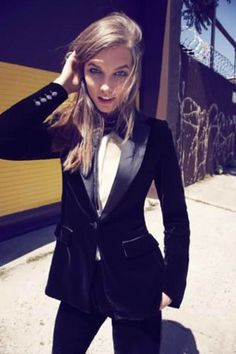 New Women Stylish Party Wear Slim Fit Black Velvet Tuxedo Sports Blazers Jackets #Handmade #BlazersUSABASEDSIZECHART #Party Black Velvet Tuxedo, Green Velvet Jacket, Velvet Tuxedo, Tuxedo Women, Slim Fit Tuxedo, Womens Suits Business, Stylish Blazer, Jackets Uk, Slim Fit Jackets