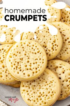 crumpets on a grey plate How To Make Crumpets, Crumpets Recipe, Homemade Crumpets, Crumpet Recipe, Microwave Bread, Pudding Chia, Pies Maker, Crumpets, English Food