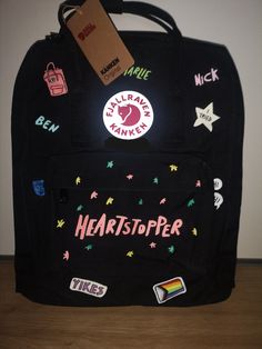 "Hand bemalter Rucksack ideal  für große und kleine Fans der Serie \"Heartstopper \" .Der Rucksack wird mit spezieller Angellus  Textil Farbe bemalt und mit Finisher fixiert damit ihr auch bei Wind und Wetter noch Spaß an den aufgemalten Bildern habt . Es handelt sich bei dem Rucksack um einen originalen Fjällräven kanken classic 16 l ,gerne könnt ihr mir auch euren eigenen Rucksack zuschicken und ich werde diesen dann bemalen. Falls ihr andere Wünsche und Vorstellungen habt,schreibt mir einfach.  Sobald der Fjällräven oder euer eigener Rucksack bei mir ankommt, beginne ich mit der Bemalung , dies wird ca. 1-2 Wochen dauern . Das Design und die Farben können leicht von den hier abgebildeten Fotos variieren, da ich alles per Hand bemale. Habe ich euren Rucksack  bemalt, kann ich diesen selb Heartstopper Merchandise, Heartstopper Backpack, Art On Converse, Heartstopper Clothes, Heartstopper Merch, Heartstopper Charlie, Kanken Classic, Heart Stopper, Alice Book