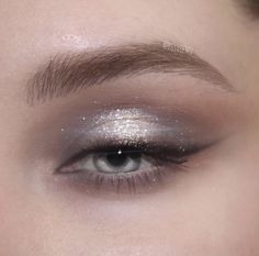 Unique Eye Makeup, Silver Makeup, Prom Eye Makeup, Snow Ball, Eye Makeup Ideas, Eye Makeup Pictures, Beautiful Eye Makeup, Makijaż Smokey Eye