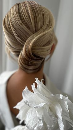 Classic Bridal Updo, Hairstyles With Hair Up, Gown Hairstyles, Wedding Buns, Classy Updo Hairstyles, Party Hairstyles For Long Hair, Bridemaids Hairstyles