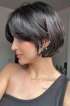 Short Jaw-Length Bob Cut for Very Dark Hair and for ladies with oval faces Really Short Hair, Shot Hair Styles, Haircuts For Fine Hair, Short Hair Haircuts, Short Hair With Layers, Short Bob Hairstyles, Short Hair Cuts For Women, Short Hairstyles For Women