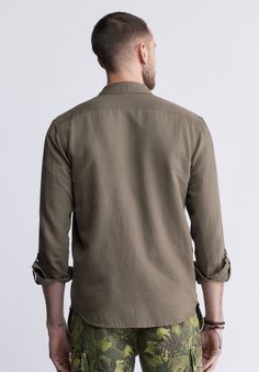 Distinctively functional in its look, the Sadaat is a versatile utility-style layering piece. Crafted from a sturdy blend of linen and cotton with 2 buttoned flap pockets and sleeve roll-up tabs. Wear is solo or over a t-shirt. Button-up Work Shirt With Flap Pockets, Military Cotton Top With Flap Pockets, Outdoor Button-up Tops With Flap Pockets, Solid Camp Shirt With Pockets, Relaxed Fit, Outdoor Relaxed Fit T-shirt With Pockets, Tracking Device, Purpose Driven, Roll Up, Layering Pieces