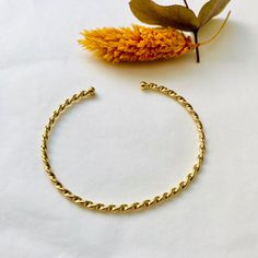 FABRICATION FRANÇAISE 💙🤍❤️ Succombez à l'élégance parisienne avec notre bracelet jonc doré Alma, une torsade de raffinement. Fabriqué avec amour en région parisienne, il fera étinceler votre poignet de son éclat unique. Description Fabrication française Base laiton Diamètre de 6 cm environ, souple et ajustable à la taille du poignet Epaisseur : 2 mm Doré à l'or fin 24 carats Livré dans son pochon de rangement En choisissant cet article, vous valorisez un savoir-faire traditionnel et contribuez Modern Twist Yellow Gold Bracelet For Gift, Adjustable Gold Bangle With A Modern Twist, Modern Gold Bracelet As Gift, Modern Twist Gold Bracelet As Gift, Gold Bangle With A Modern Twist, Modern Twist Gold Bangle, Elegant Twisted Bracelets As Gift, Modern Twist Bangle Bracelet As Gift, Modern Twist Bangle Bracelet For Gift