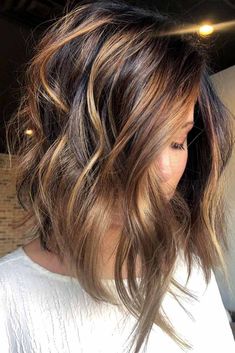 21 Ideas of Inverted Bob Hairstyles to Refresh Your Style ★ Beautiful Wavy Inverted Bobs Picture 2 ★ See more: http://glaminati.com/inverted-bob/ #invertedbob #invertedbobhairstyles Hi And Low Lights Brown Brunettes, Brunette Shag With Highlights, Black Lob, Brown Balayage Bob, Long Brown Bob, Rambut Brunette, Balayage Bob, Chocolate Brown Hair Color, Black Bob