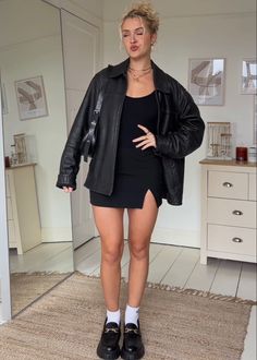 Black Skirt Night Outfit, Loafers Long Skirt Outfit, Platform Loafers Outfit Ideas, Black Mocasines Outfit, Loafers For Women Outfit Dress, Party Outfit Ideas Plus Size, Platform Loafers Outfit, Cute Modest Outfits, Jupe Short