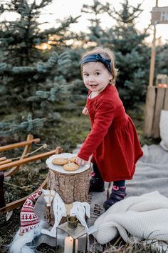 Christmas Mini Sessions Outdoor, Tree Farm Photo Shoot, Christmas Tree Farm Photo Shoot, Christmas Moodboard, Christmas Tree Farm Photos, Christmas Session, Cocoa Christmas, Christmas Props