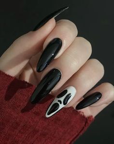 40+ Spooky and Fun Halloween Nail Art Ideas - HubPages Xl Goth Nails, Nail Art Designs At Home, Fun Halloween Nails, Paznokcie Hello Kitty, Horror Nails, Goth Nails, Grunge Nails, Halloween Nail, Fire Nails