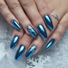 Blue Chrome Nails With Snowflakes, Blue Chrome Snowflake Nails, Winter Blue Chrome Nails, Winter Chrome Nails Designs, Christmas Chrome Nails Designs, Christmas Nails With Chrome, Hannukah Nail Ideas, Blue Chrome Christmas Nails, Chrome Nails Winter