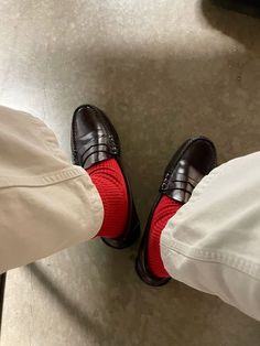 Socks Loafers, Socks And Loafers, Red Socks, Quoi Porter, Sock Outfits, Look Of The Day