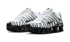 Die beliebten Nike Shox erscheinen schon bald im neuen Reverse Panda Metallic Silver Colourway! Aktuell sieht es bei dem Sneaker mit der SKU HQ4049-001 nach Nike Shox Tl, Silver Sneakers, Sneaker Release, Nike Shox, New Balance, Metallica, Metallic Silver, Converse, Adidas