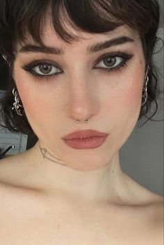 Edgy Makeup Simple, Makeup Looks With Green Eyes, Smoky Grunge Makeup, Square Shaped Face Makeup, Fake Eyebags Makeup, Cool Tone Grunge Makeup, Classy Dark Makeup, Simple Soft Grunge Makeup, Simple Alternative Makeup Looks