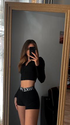 Nike Pro Gym Outfit, Black Nike Pro Shorts Outfit, Gym Clothes Black Women, Black Spandex Shorts Outfit, Sporty Outfits Black, Black Gym Shorts Outfit, Nike Pro Outfit Ideas, Outfit Ideas With Black Shorts