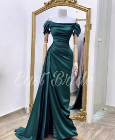 Bridemates Dress, Classy Gowns, Gowns Dresses Elegant, Dinner Dress Classy, Classy Prom Dresses, Stunning Prom Dresses, Modest Dresses Casual, Pretty Prom Dresses