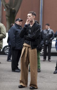 S·S: NUEVAS FRONTERAS  #menswear Paris Street Style Men, Men Wide Leg Pants, European Mens Fashion, Avantgarde Fashion, Parisian Street Style, Paris Fashion Week Men, Balenciaga Mens, Parisian Fashion