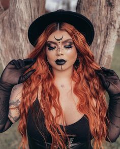 #halloween #halloweenmakeup Easy Witch Makeup Ideas, Simple Witch Makeup Halloween, Make Up Bruja, Halloween Ballroom, Uncommon Halloween Costumes, Simple Witch Makeup, Coven Photoshoot, Red Head Halloween Costumes, Holloween Makeup