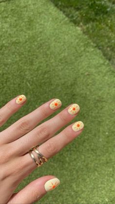 Sun Nails Art, Summer Nail Designs Natural Nails, Sunny Nail Art, Nails Sun Design, 70s Nails Retro Short, Sun Nails Design Summer, Boho Sun Nails