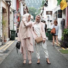 10.5k Likes, 70 Comments - @nabilahatifa on Instagram: “#travelmate!!” Hijabi Modest Outfits, Hijab Clothes, Islam Beauty, Hijab Inspiration, Besties Forever, Casual Hijab, Fashion Hijab, Hijab Fashion Inspiration, Abaya Fashion