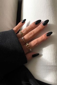 Here are the best 2024 Nail Trends to try! From timeless classic reds to glamorous pearlescent oyster nails, and even bold midnight chromes! Nails And Rings, Black Gel Nails, Maquillage On Fleek, Nagellack Trends, Milky Nails, Black Nail