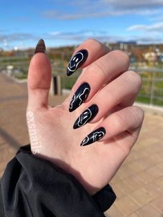 Cooler nail and hair colors are in, so black manicures are ultra-popular right now! Maybe it's just because I loved my grunge/punk teenage days, but I'm partial to black needs. They're sleek and a bit Goth Chic Nails, Nails 2025, Nagel Tips, Nail Swag