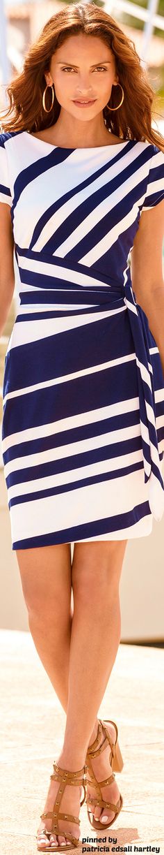 The cut and stripes are very figure flattering Rok Midi, Áo Blu, Mode Shoes, Elegante Casual, Blouses, Dress Patterns, Pretty Dresses, Cute Dresses, Beautiful Outfits