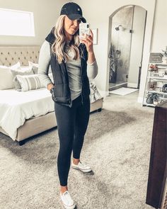 Mom Outfits Fall, Trendy Mom Outfits, Vest For Women, Cute Fall Outfits, Vest Outfits, Sporty Outfits, Casual Winter Outfits, Athletic Outfits