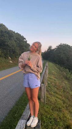 Patagonia Baggies Shorts Outfit, Patagonia Womens Shorts, Camp Shorts Outfit Women, Spring Outfits Granola Girl, Patagonia Outfit Shorts, Coastal Hiking Outfit, Cute Camping Outfits Summer Casual, Granola Shorts Outfit