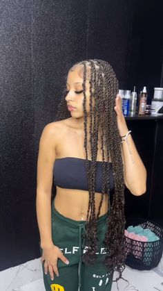 Passion Twists Hairstyle Black Women, Twists Women Hair, Knotless Boho Passion Twists, Passion Twists On Light Skin, Medium Knotless Passion Twists, Bobo Passion Twist, Bobo Island Twist, Waist Length Passion Twists, Small Cuban Twist