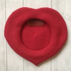 Tutorial: How to Make a Heart-Shaped Beret — Tuppence Ha'penny Vintage How To Make A Beret, Beret Sewing Pattern, Beret Diy, Beret Hat Pattern, Berets Pattern, Beret Pattern, Cute Sewing Projects, Hat Tutorial, Vintage Hat