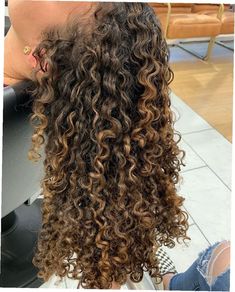 25 Vibrant Curly Hair Color Ideas for a Stunning Makeover Blonde Highlights Curly Hair, 3c Curly Hair, Curly Black Hair, Highlights Curly, Mixed Curly Hair