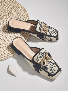 Two Tone Chain Decor Flat Mules Mule Shoes Outfit, Chain Decor, Flat Mules, Shoe Closet, Shoe Obsession, White Shoes, Ballerinas, Beautiful Shoes