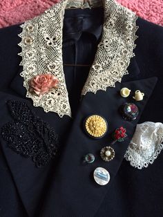 Embellished Blazer Diy, Blazer With Pins, Arte Hippy, Upcycled Jackets, Thrift Fashion, Floral Fashion, Mode Inspo