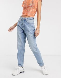 How to style mom jeans this fall 2021. High waisted jeans outfits. High rise jeans outfit. Mom fit jeans outfit. Fall fits 2021. Casual outfit ideas. Fall Fashion trends 2021. Casual Jean outfits. Straight leg jeans outfit. Jeans and t shirt outfit. Trendy outfit Inspo. Stylish jeans outfit. Mom Jeans With Boots, Jeans With Boots, Mama Jeans