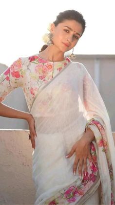 Floral Saree, Simple Sarees, White Saree, Linen Saree, Designer Saree Blouse Patterns, Saree Blouse Designs Latest, Stylish Blouse Design