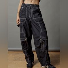 In Very Good Condition Waist Is 16” Hip Is 20” Rise Is 12” Inseam Is 26” Missing Button On The Back Pocket Bdg Cargo Pants, Cargo Pants For Women, Streetwear Cargo Pants, Baggy Cargo Pants, Black Cargo Pants, Black Cargo, Cargo Pants Women, Cargo Pant, Baggy Jeans