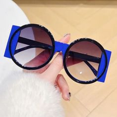 Brand New Oversized Unisex Anti-Reflective Green Sunglassess Round Sunglasses For Women Or Men Color Block Sunglasses Blue Oversized Round Sunglasses, Party Sunglasses, Look Retro, Beach Sunglasses, Pink Frames, Trending Sunglasses, Blue Frames, Style Noir, 60s Fashion