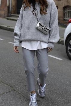 Autumn Outfits 2023 Women Casual, Autumn 2024 Street Style, Athleisure To Work, Casual Work Outfits Winter 2023, Grey Autumn Outfit, Grey Sneaker Outfits Women, Grey Sweater Street Style, Winter Sneakers Women, What To Wear With Gray Pants