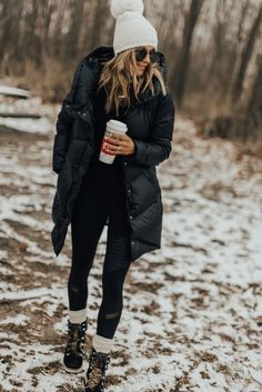 Holding A Cup Of Coffee, Winter Outfits Snow, Winter Mode Outfits, Winter Outfits Cold, Snow Outfit, Cute Winter Outfits, Cold Weather Outfits, A Cup Of Coffee, Casual Winter Outfits