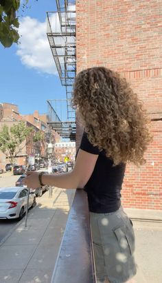 Light Brown Hair Inspo Color, Light Perm, Long Layered Curly Hair, Frizzy Curly Hair, Highlights Curly Hair, Layered Curly Hair, Mixed Curly Hair, Natural Curly Hair, Brown Hair Inspo