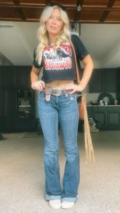 Vans Country Outfit, Cute Western Outfits With Leggings, Emo Western Outfits, Punchy Outfits Women, Country Baddie Outfits, Woman Country Outfits, Tractor Pull Outfit Women, Southern Outfits Aesthetic, Western Outfits Women Ideas