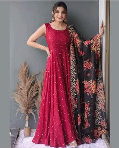 Plain Long Frocks Indian, Indian Wedding Gowns, Designer Anarkali Dresses, Gown With Dupatta, Floral Frocks, Stitching Ideas, Cotton Gowns