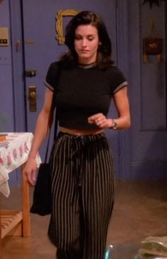 15 Iconic Monica Geller Outfits 10 Iconic Tv Outfits, Monica Geller Style Outfits, Monica Geller Fashion, Friends Series Outfits, Monica And Rachel Outfits, Outfits 2024 Summer, Monica Geller Outfits 90s Fashion, Friends Style 90s Outfit, Cute Movie Outfits