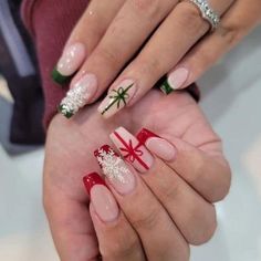 Christmas Nail Designs Acrylic, Christmas Present Nails, Green Christmas Nails, Nail Art Noel, Fashionable Nails, Inspiration Nails, Christmas Nails Easy