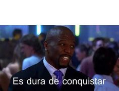 a man wearing a suit and tie in front of a crowd with words that say, es dura de conquistar