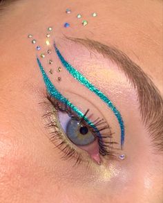 Mettalic graphic Eyeliner Water Activated Eyeliner Looks, Multichrome Eyeshadow Looks, Holographic Eye Makeup, Holographic Eyeliner, Metallic Eyeliner, Eyeliner Ideas, Aerial Costume, Makeup Ojos, Concert Makeup