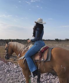 Cowgirl Photoshoot, Foto Cowgirl, Western Photoshoot, Horseback Riding Outfits, Classy Cowgirl, Black Cowgirl, Cowgirl Aesthetic, Horse Aesthetic