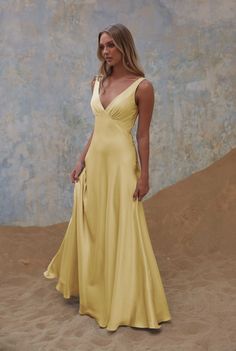 Empire Waistline Prom Dress, Day Dresses Formal, Yellow Elegant Dress, Dress Inspo Formal, Yellow Bridesmaids Dresses, Lemon Bridesmaid Dresses, Empire Cut Dress, Yellow Satin Dress, Dress Construction