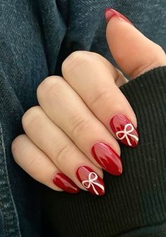 Nails Ideas 2024 Winter, Aesthetic Nails For Christmas, December Nails Aesthetic, Nails Winter Inspiration, Red Holiday Nail Designs Almond, Red Christmas Nails Aesthetic, Nyc Christmas Nails, Christmas Nails Inspo Simple, Cool Girl Christmas Nails