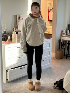 Cozy Rainy Outfits, Legging Ideas Outfits, Cold Outfit Inspo For School, Cold Rainy Day Outfit Casual Leggings, School Outfit Inspo Dress Code, School Outfit With Leggings, Simple Outfits For School Leggings, Cute Fits Leggings, Black Leggings Uggs Outfit